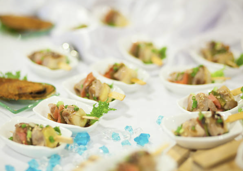 Un cocktail dînatoire avec animation pour un anniversaire à la maison