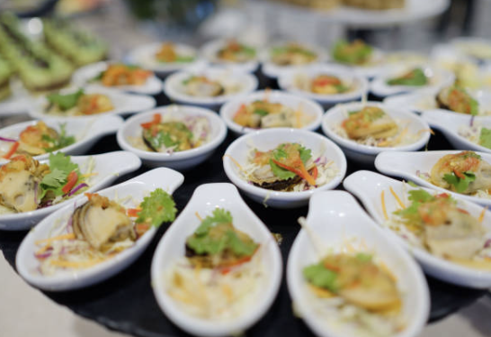 Un cocktail dînatoire avec animation pour un anniversaire à la maison